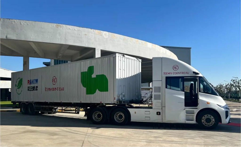 ​​2015 km de Shanghai à Chengdu sur autoroute avec seulement trois recharges : Les poids lourds 100% électriques Windrose aident Rokin Logistics à assurer un transport électrique sur les grandes artères Pékin-Shanghai, Shanghai-Guangdong et Shanghai-Chengdu pour Rémy Martin​​