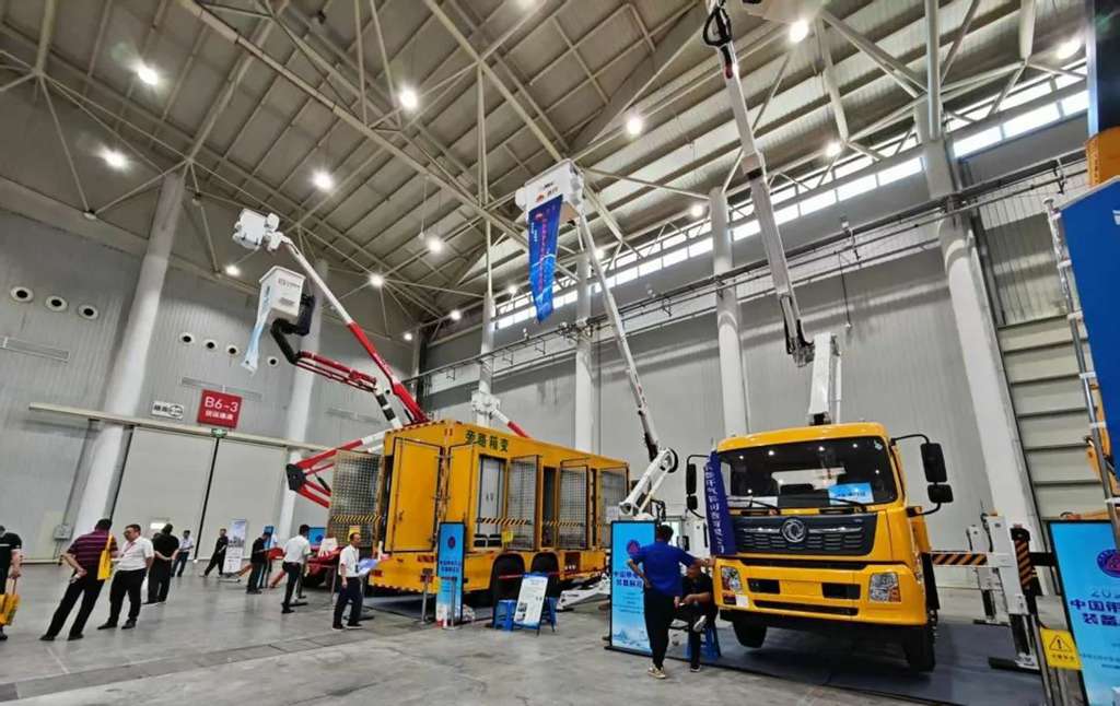 ​​Technologie pionnière, performance éprouvée ! 11 véhicules spécialisés sur châssis Dongfeng illuminent l'Exposition chinoise d'équipements sous tension​​