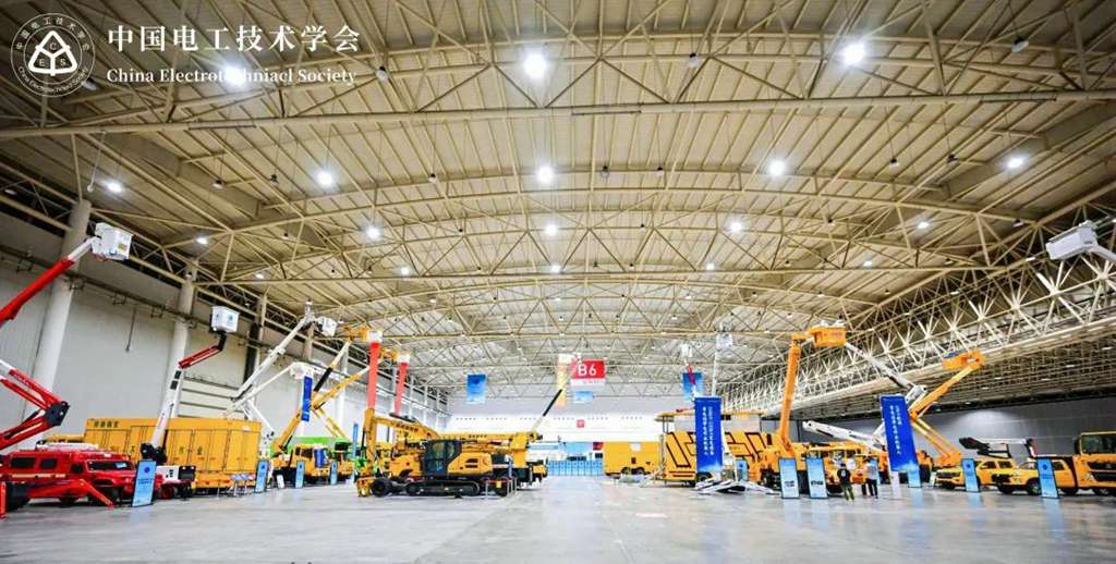 ​​Technologie pionnière, performance éprouvée ! 11 véhicules spécialisés sur châssis Dongfeng illuminent l'Exposition chinoise d'équipements sous tension​​