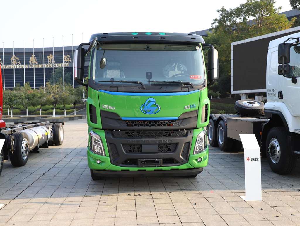 Pour le transport dans les ports, mines et centrales électriques, choisissez-le ! Le tracteur 100% électrique Dongfeng Liuzhou Motor Chenglong H5 définit l'efficacité par ses performances