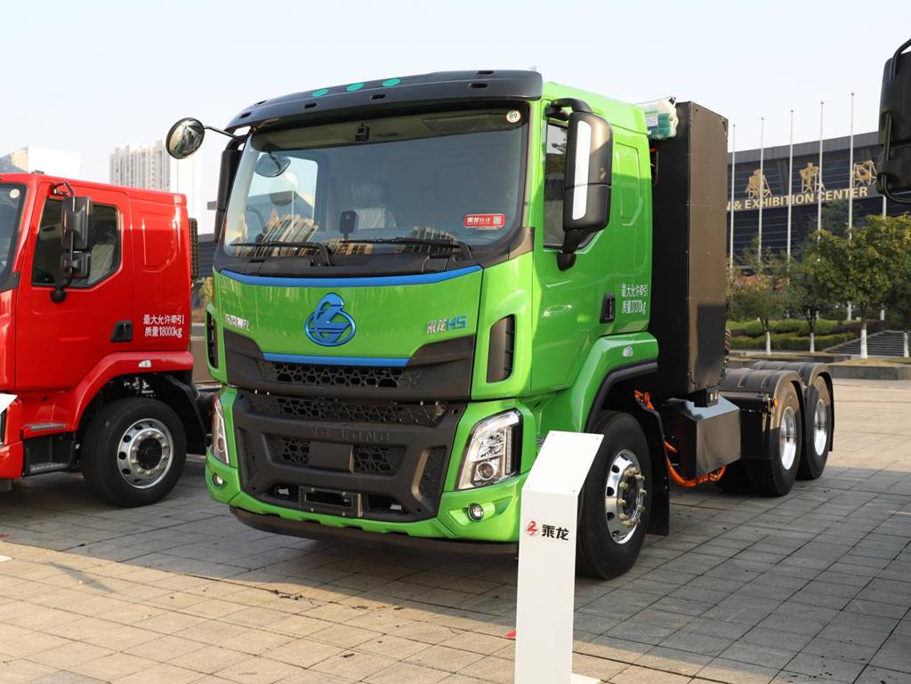 Pour le transport dans les ports, mines et centrales électriques, choisissez-le ! Le tracteur 100% électrique Dongfeng Liuzhou Motor Chenglong H5 définit l'efficacité par ses performances