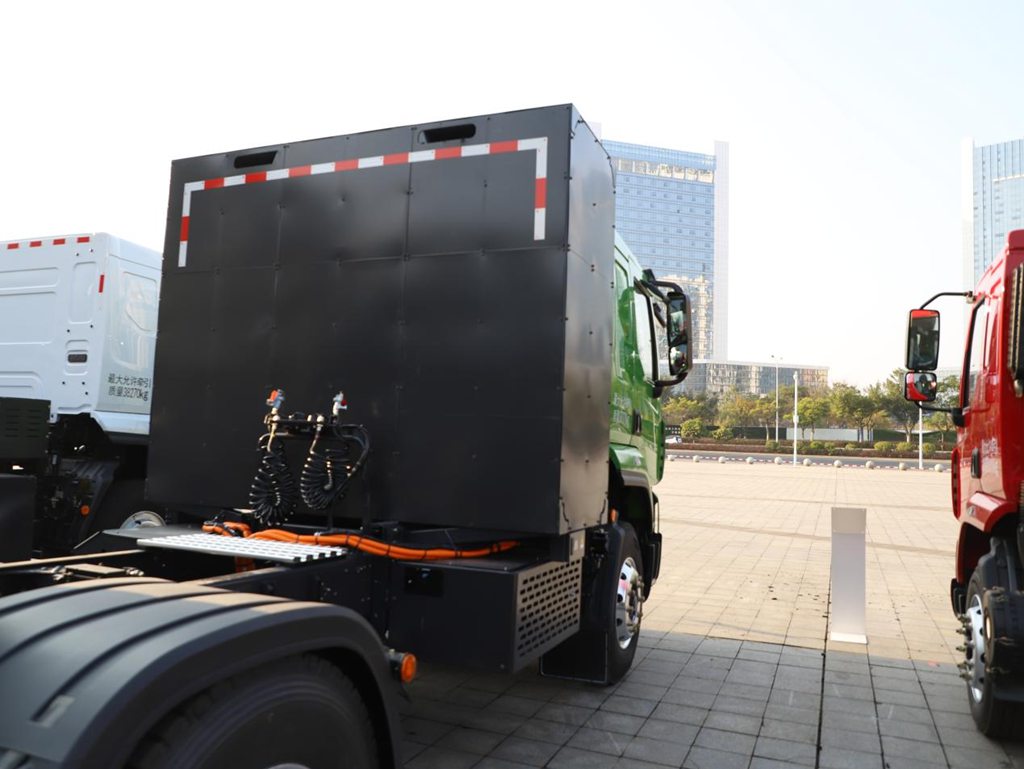 Pour le transport dans les ports, mines et centrales électriques, choisissez-le ! Le tracteur 100% électrique Dongfeng Liuzhou Motor Chenglong H5 définit l'efficacité par ses performances