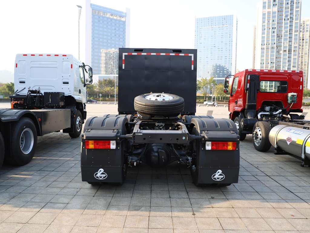 Pour le transport dans les ports, mines et centrales électriques, choisissez-le ! Le tracteur 100% électrique Dongfeng Liuzhou Motor Chenglong H5 définit l'efficacité par ses performances
