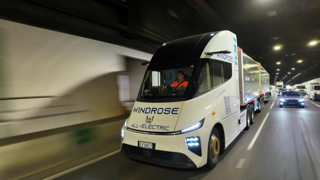 Camion électrique de 68 tonnes dompte une pente de 18 % ! Windrose réussit les tests en Australie