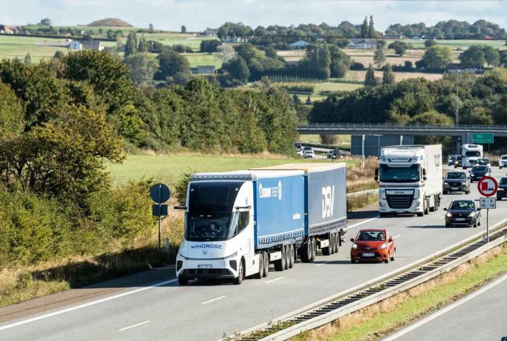 Windrose Technology reçoit une délégation de la Chambre de Commerce mexicaine et présente son poids lourd électrique à autonomie record de 670 km