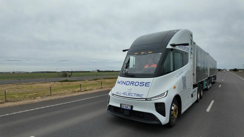 Camion électrique de 68 tonnes dompte une pente de 18 % ! Windrose réussit les tests en Australie