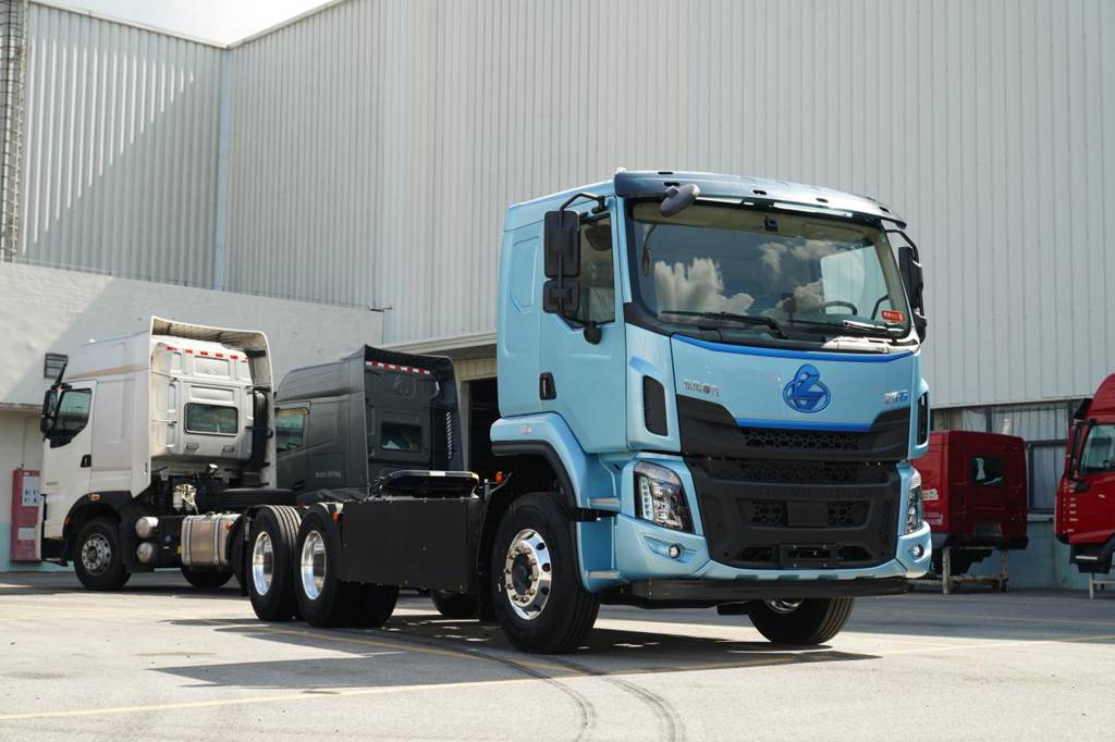 Plus de charge, plus vite, et en plus des économies ! Le tracteur électrique Chenglong H5 Version Ultralégère de Dongfeng Liuzhou Motor aide les camionneurs à gagner plus !