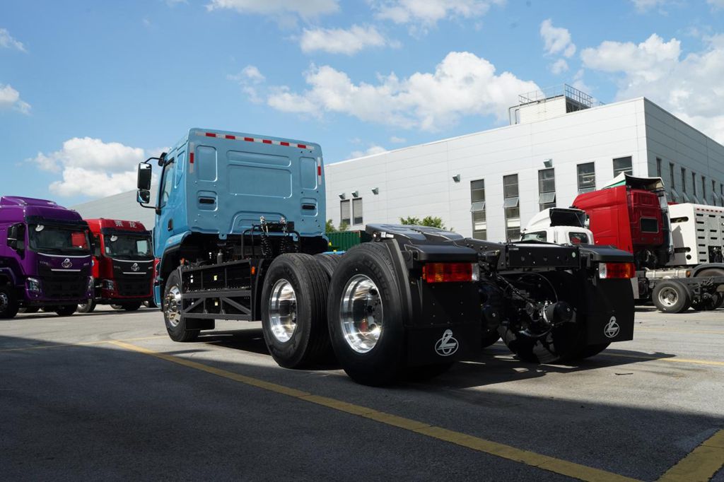 Plus de charge, plus vite, et en plus des économies ! Le tracteur électrique Chenglong H5 Version Ultralégère de Dongfeng Liuzhou Motor aide les camionneurs à gagner plus !