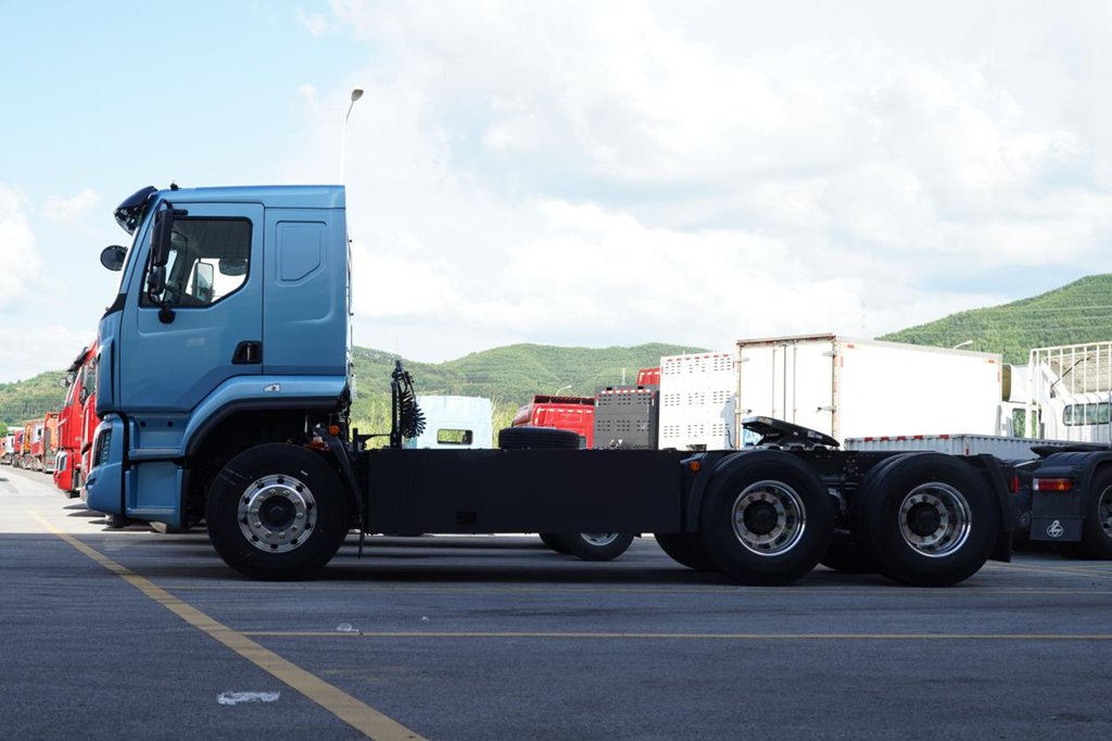 Plus de charge, plus vite, et en plus des économies ! Le tracteur électrique Chenglong H5 Version Ultralégère de Dongfeng Liuzhou Motor aide les camionneurs à gagner plus !