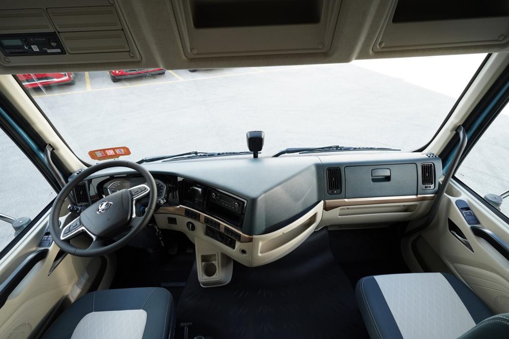 Plus de charge, plus vite, et en plus des économies ! Le tracteur électrique Chenglong H5 Version Ultralégère de Dongfeng Liuzhou Motor aide les camionneurs à gagner plus !