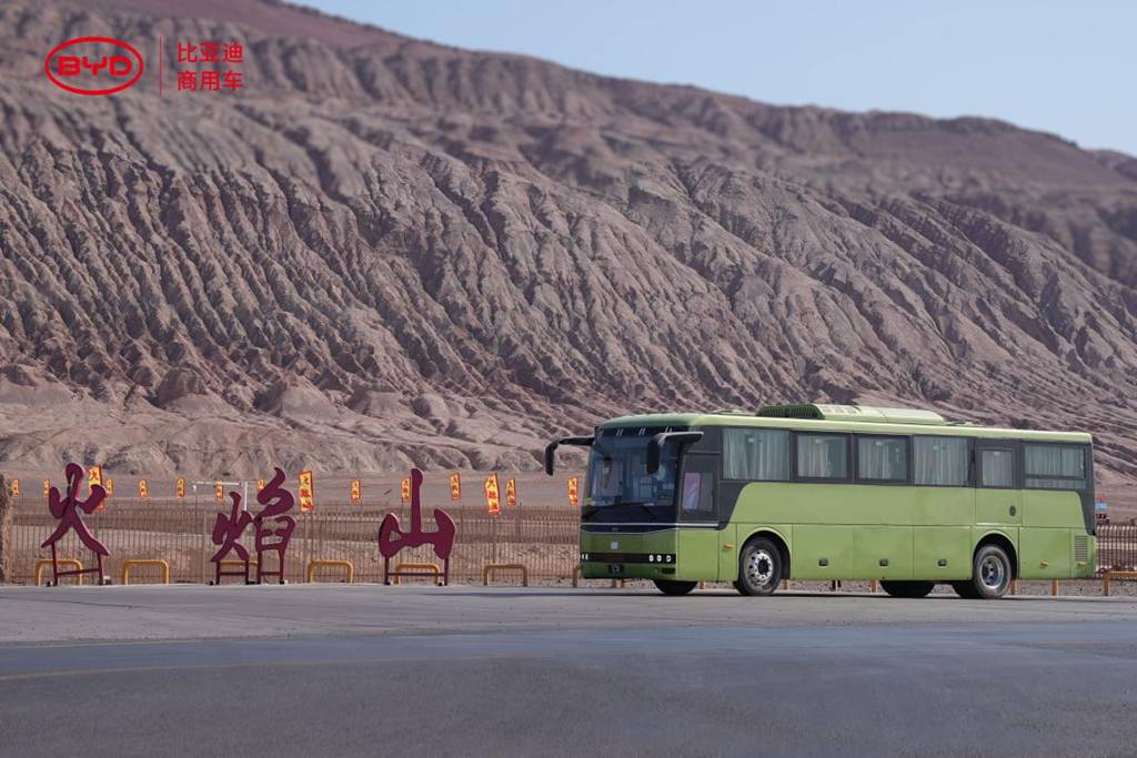 Température extrême de 81,7°C au sol ! Le nouveau bus BYD relève le défi des tests ultimes à Tourfan.