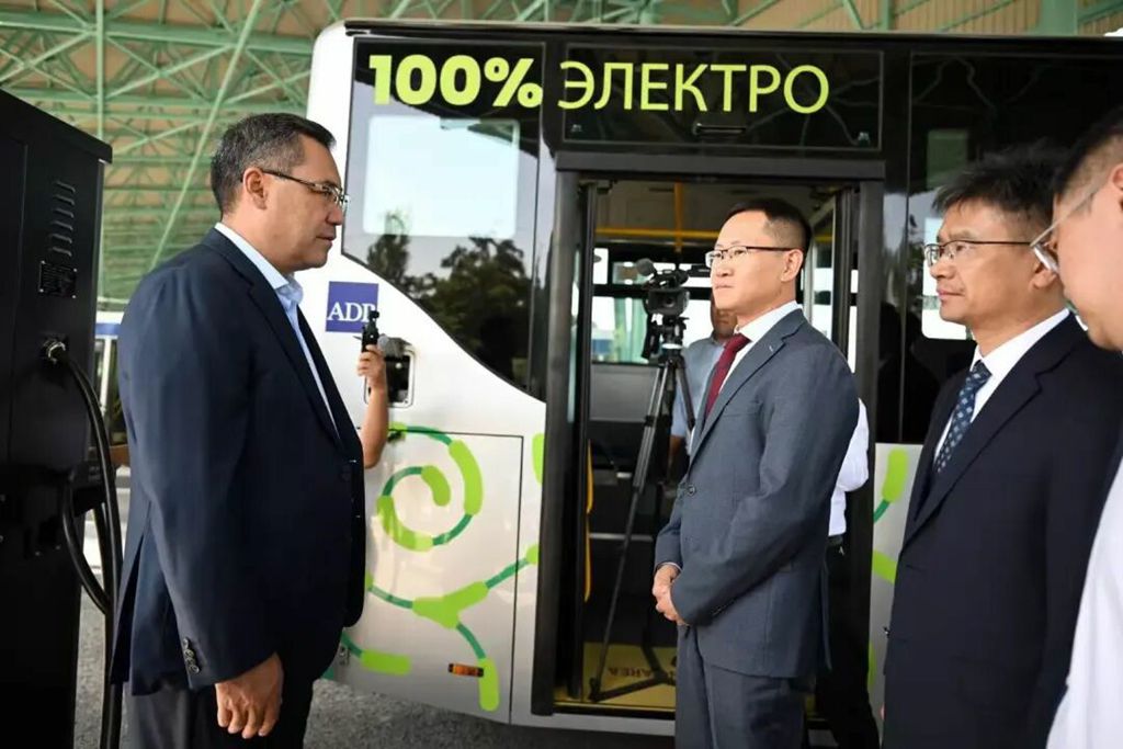 Le Président en personne ! Les autobus ANKAI illuminent Bichkek, capitale du Kirghizistan