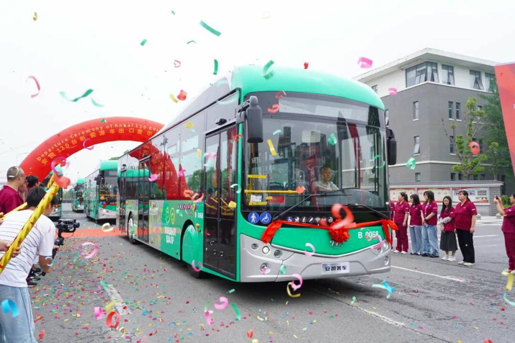 Le Président en personne ! Les autobus ANKAI illuminent Bichkek, capitale du Kirghizistan