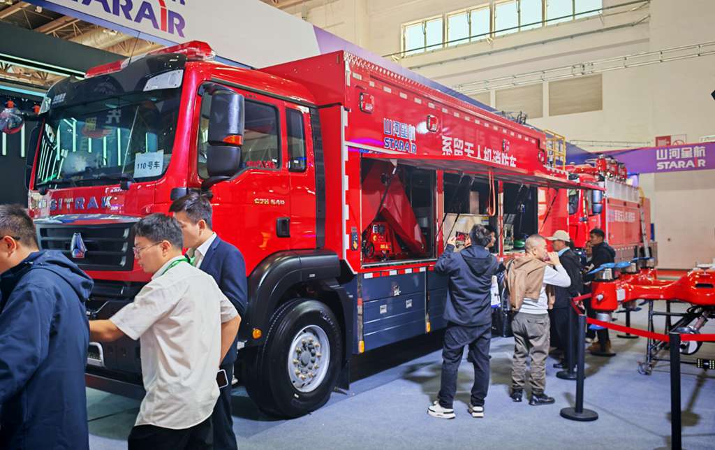 ​​SINOTRUK domine le salon international ! La 21e Foire internationale des équipements et technologies anti-incendie s'ouvre à Pékin​​