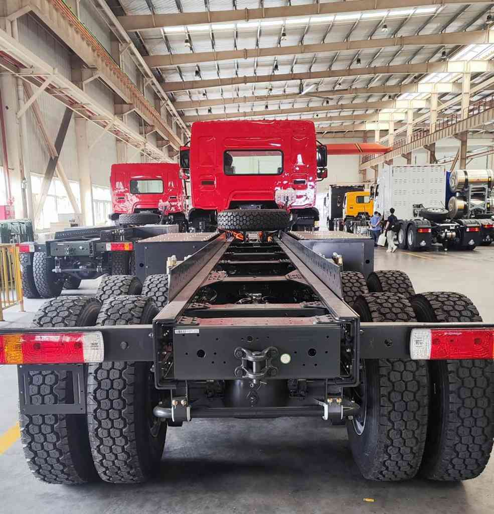 Двигатель и грузоподъемность: новые стандарты для городской транспортировки от Chenglong H5 8X4 EV