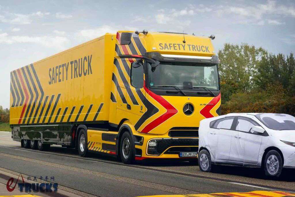 ​Révolution de la sécurité des camions à l'ère électrique ? Mercedes-Benz présente l'eActros 600 Safety Truck