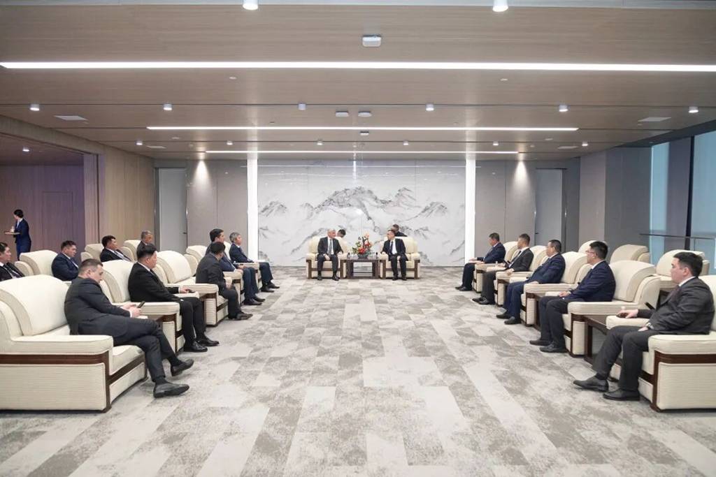 王志坚与哈萨克斯坦政府举行会议,签署协议。