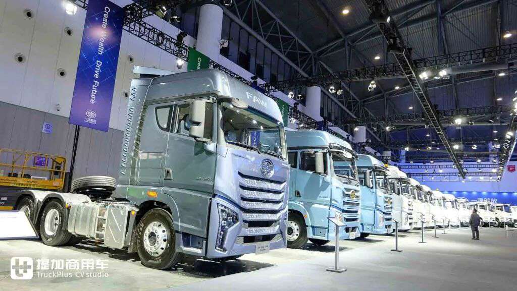 La version internationale du Jiefang Yinghang ? Le nouveau tracteur Jiefang DORTRON DH 640, équipé d'un moteur de 640 chevaux, en photo réelle.
