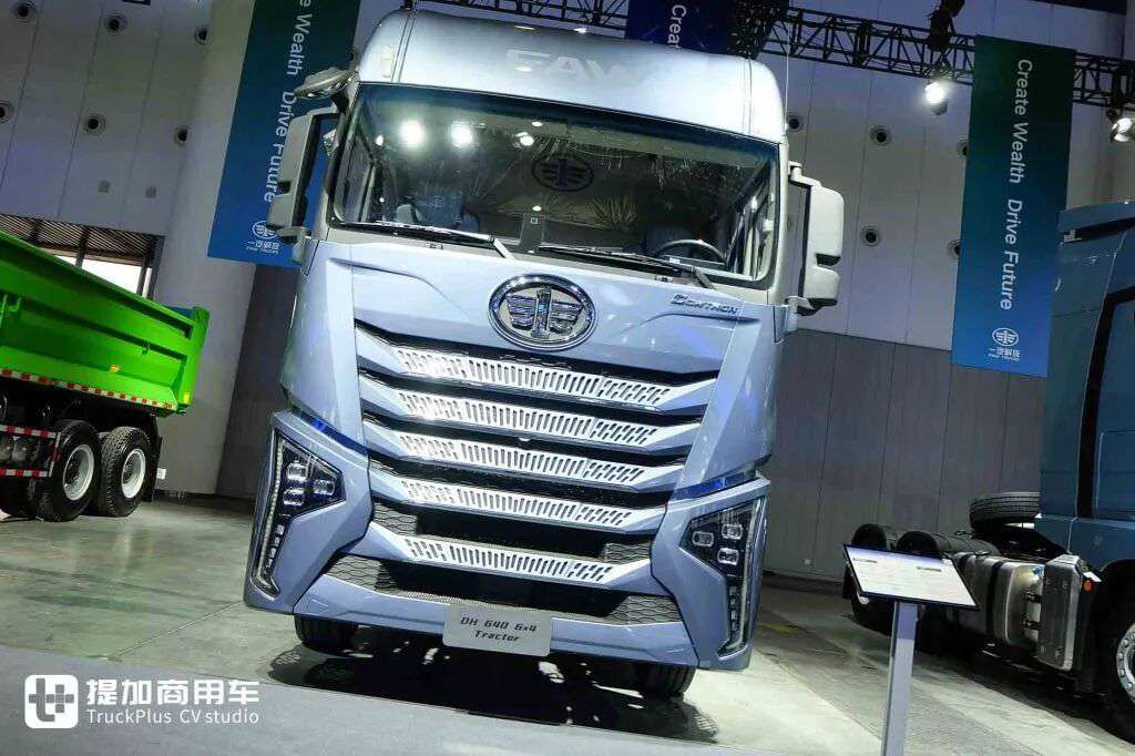 La version internationale du Jiefang Yinghang ? Le nouveau tracteur Jiefang DORTRON DH 640, équipé d'un moteur de 640 chevaux, en photo réelle.