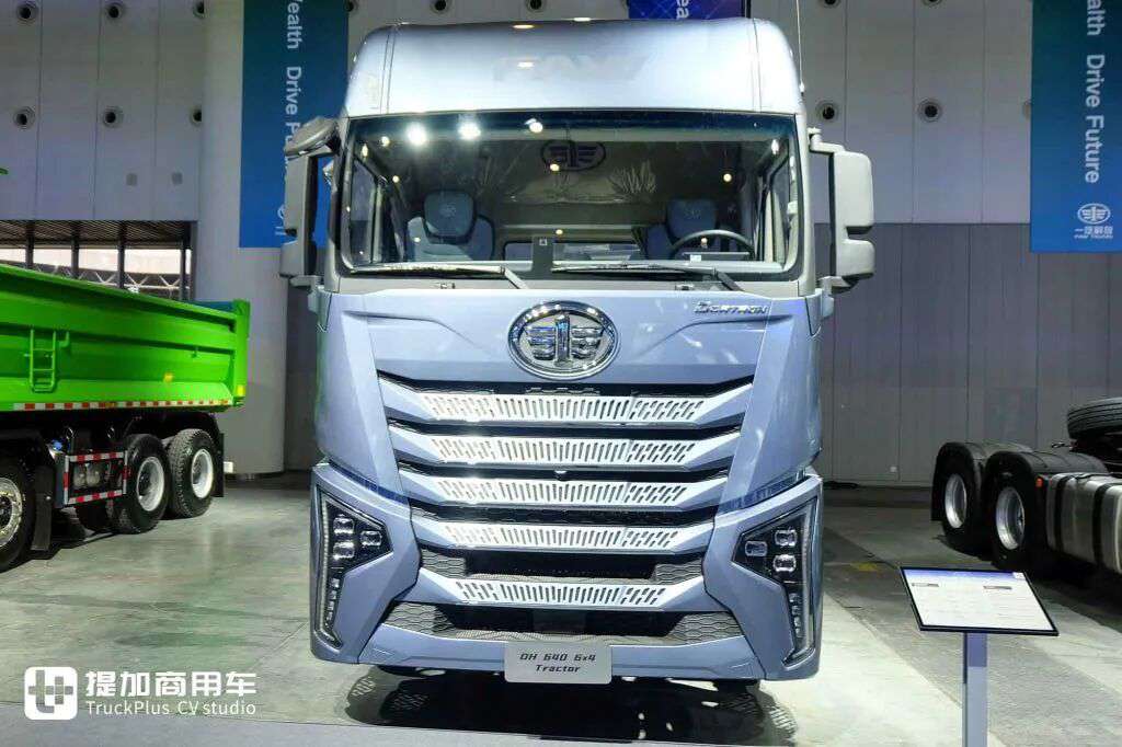 La version internationale du Jiefang Yinghang ? Le nouveau tracteur Jiefang DORTRON DH 640, équipé d'un moteur de 640 chevaux, en photo réelle.
