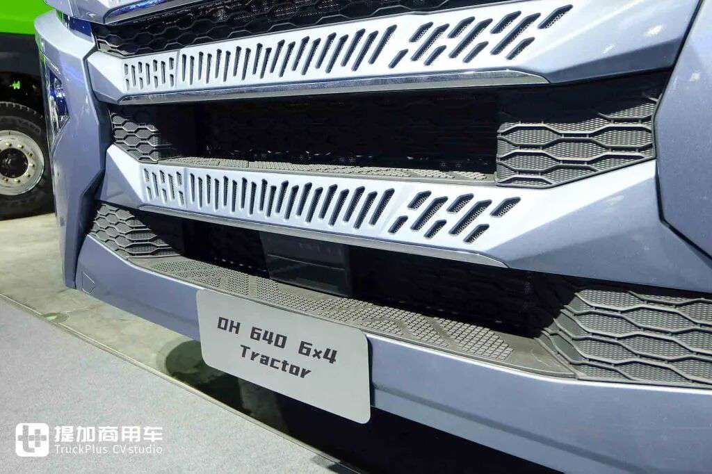 La version internationale du Jiefang Yinghang ? Le nouveau tracteur Jiefang DORTRON DH 640, équipé d'un moteur de 640 chevaux, en photo réelle.
