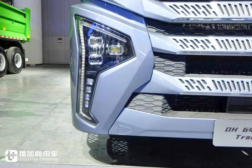 La version internationale du Jiefang Yinghang ? Le nouveau tracteur Jiefang DORTRON DH 640, équipé d'un moteur de 640 chevaux, en photo réelle.