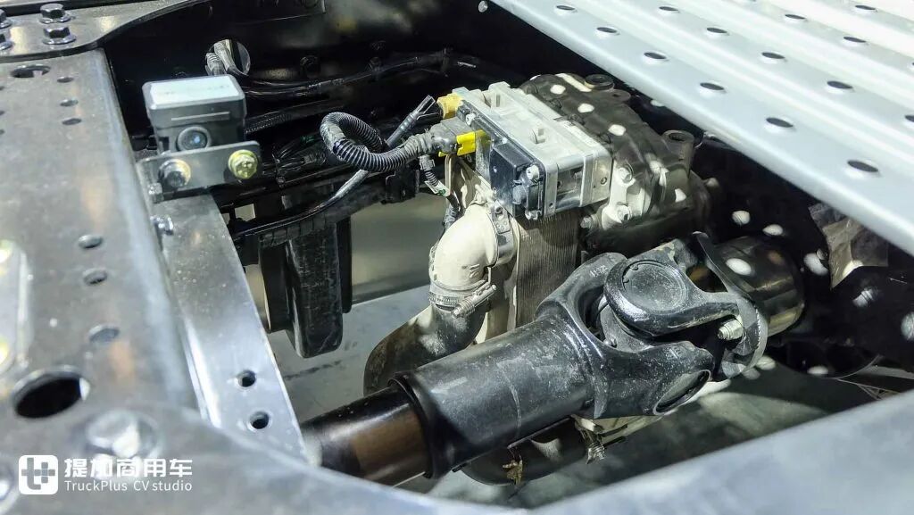 La version internationale du Jiefang Yinghang ? Le nouveau tracteur Jiefang DORTRON DH 640, équipé d'un moteur de 640 chevaux, en photo réelle.