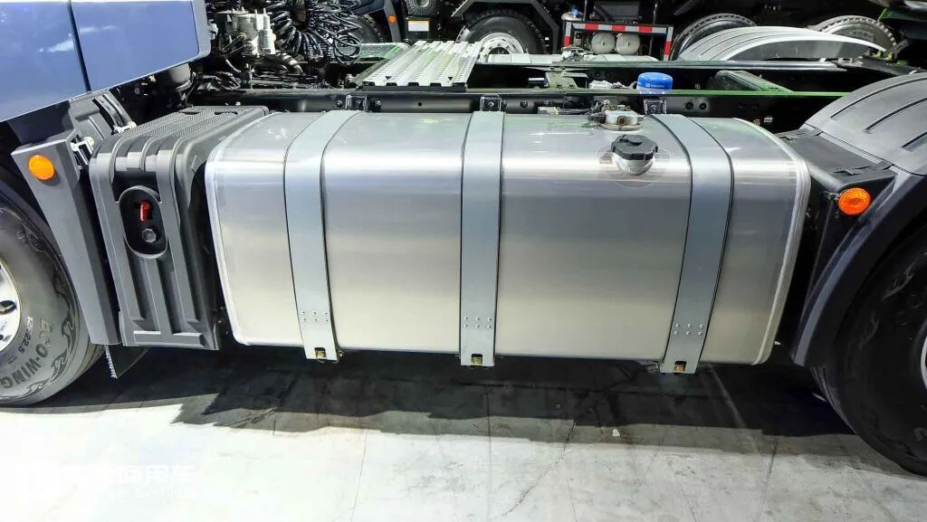 La version internationale du Jiefang Yinghang ? Le nouveau tracteur Jiefang DORTRON DH 640, équipé d'un moteur de 640 chevaux, en photo réelle.