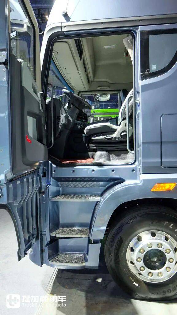 La version internationale du Jiefang Yinghang ? Le nouveau tracteur Jiefang DORTRON DH 640, équipé d'un moteur de 640 chevaux, en photo réelle.