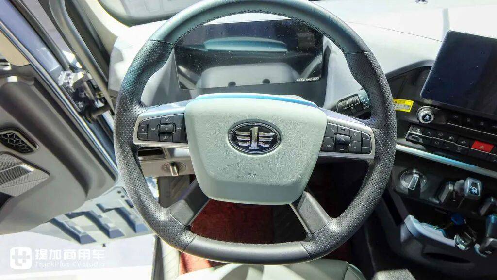 La version internationale du Jiefang Yinghang ? Le nouveau tracteur Jiefang DORTRON DH 640, équipé d'un moteur de 640 chevaux, en photo réelle.