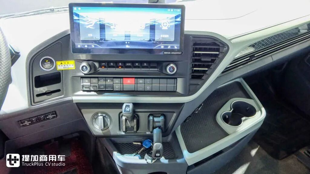 La version internationale du Jiefang Yinghang ? Le nouveau tracteur Jiefang DORTRON DH 640, équipé d'un moteur de 640 chevaux, en photo réelle.