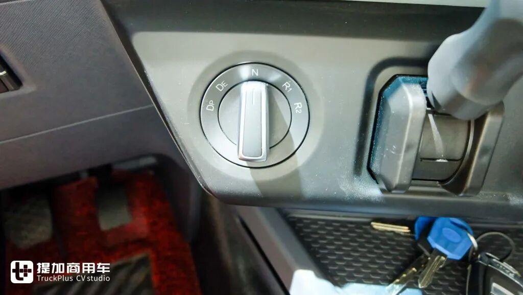 La version internationale du Jiefang Yinghang ? Le nouveau tracteur Jiefang DORTRON DH 640, équipé d'un moteur de 640 chevaux, en photo réelle.