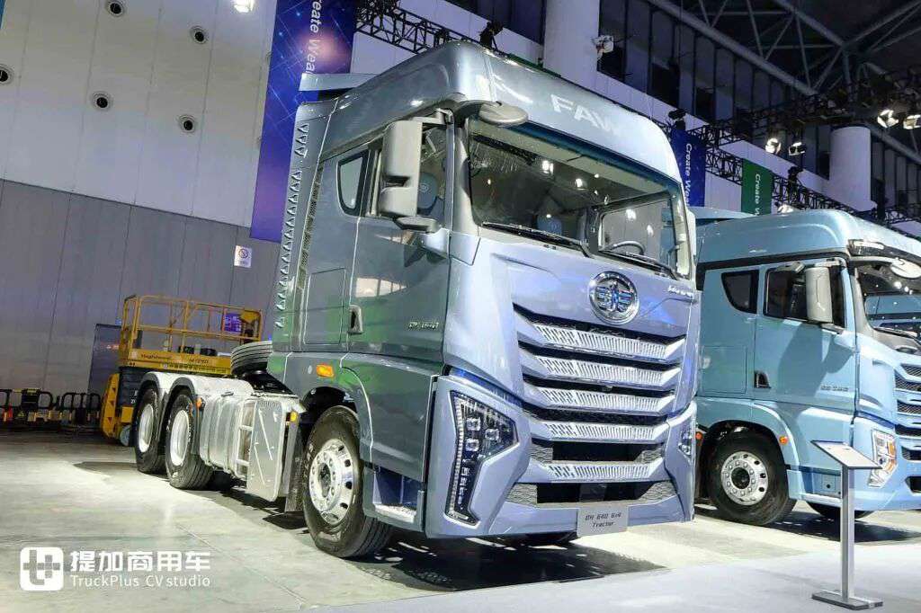 La version internationale du Jiefang Yinghang ? Le nouveau tracteur Jiefang DORTRON DH 640, équipé d'un moteur de 640 chevaux, en photo réelle.