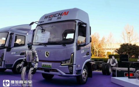 Featuring a 200kWh super-large battery and a high-ceilinged sleeper cab, the Weichai New Energy Blue Engine X7 electric light truck makes its grand debut with real-world photos.