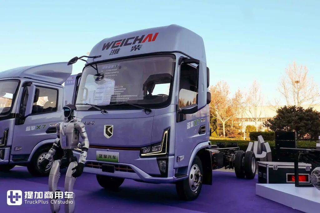 Featuring a 200kWh super-large battery and a high-ceilinged sleeper cab, the Weichai New Energy Blue Engine X7 electric light truck makes its grand debut with real-world photos.