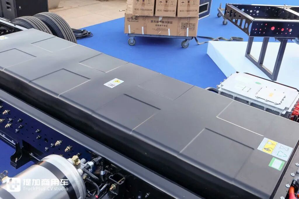 Featuring a 200kWh super-large battery and a high-ceilinged sleeper cab, the Weichai New Energy Blue Engine X7 electric light truck makes its grand debut with real-world photos.