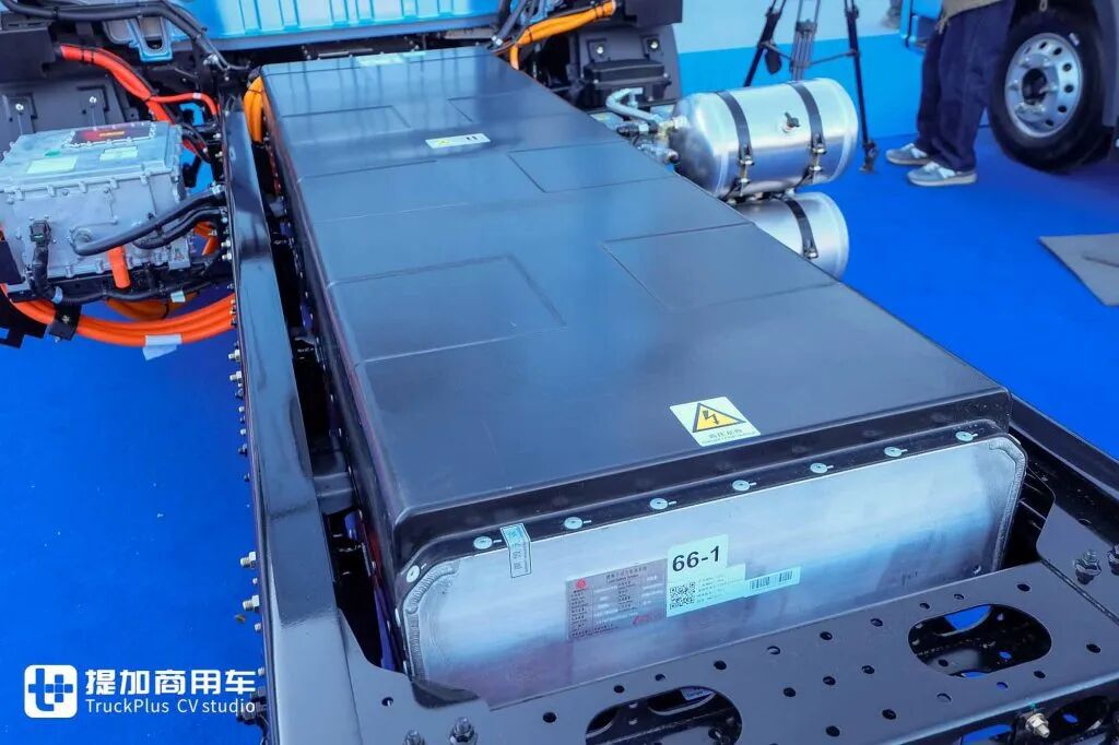 Featuring a 200kWh super-large battery and a high-ceilinged sleeper cab, the Weichai New Energy Blue Engine X7 electric light truck makes its grand debut with real-world photos.