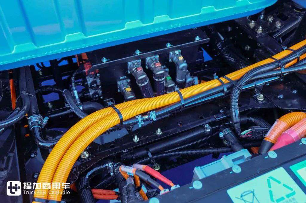 Featuring a 200kWh super-large battery and a high-ceilinged sleeper cab, the Weichai New Energy Blue Engine X7 electric light truck makes its grand debut with real-world photos.