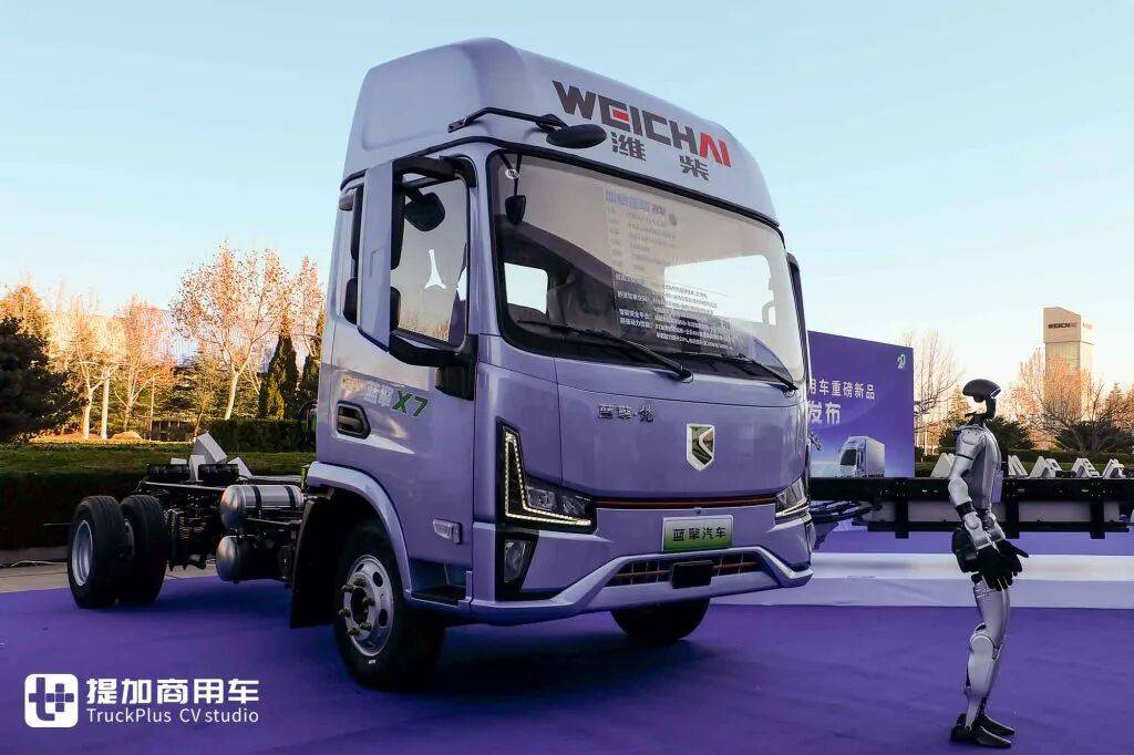 Featuring a 200kWh super-large battery and a high-ceilinged sleeper cab, the Weichai New Energy Blue Engine X7 electric light truck makes its grand debut with real-world photos.