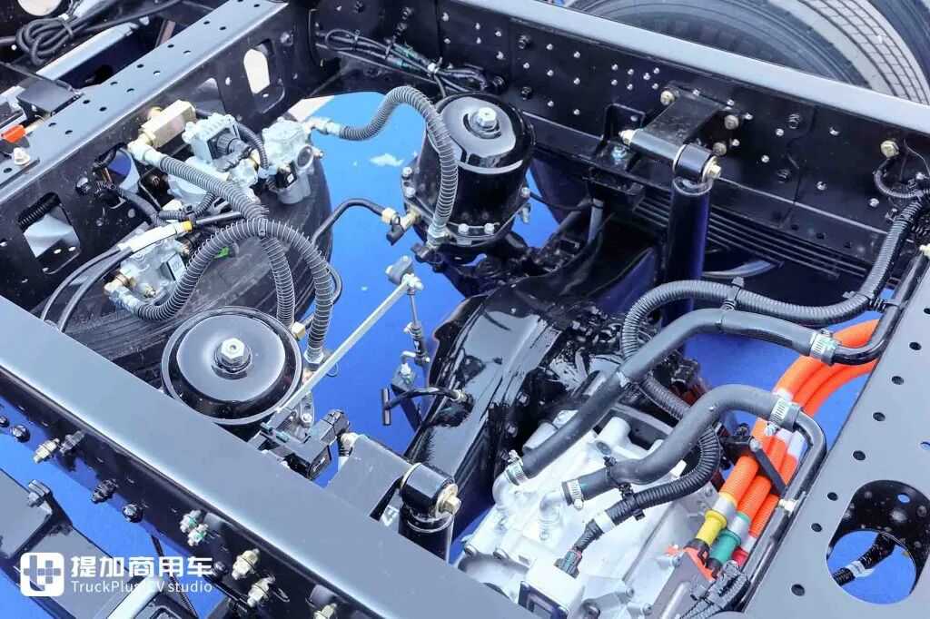 Featuring a 200kWh super-large battery and a high-ceilinged sleeper cab, the Weichai New Energy Blue Engine X7 electric light truck makes its grand debut with real-world photos.