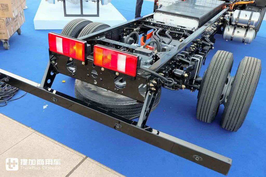 Featuring a 200kWh super-large battery and a high-ceilinged sleeper cab, the Weichai New Energy Blue Engine X7 electric light truck makes its grand debut with real-world photos.