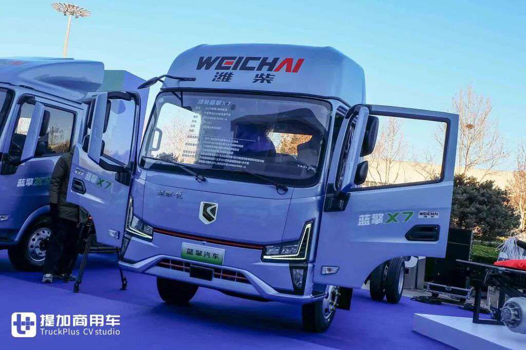 Featuring a 200kWh super-large battery and a high-ceilinged sleeper cab, the Weichai New Energy Blue Engine X7 electric light truck makes its grand debut with real-world photos.