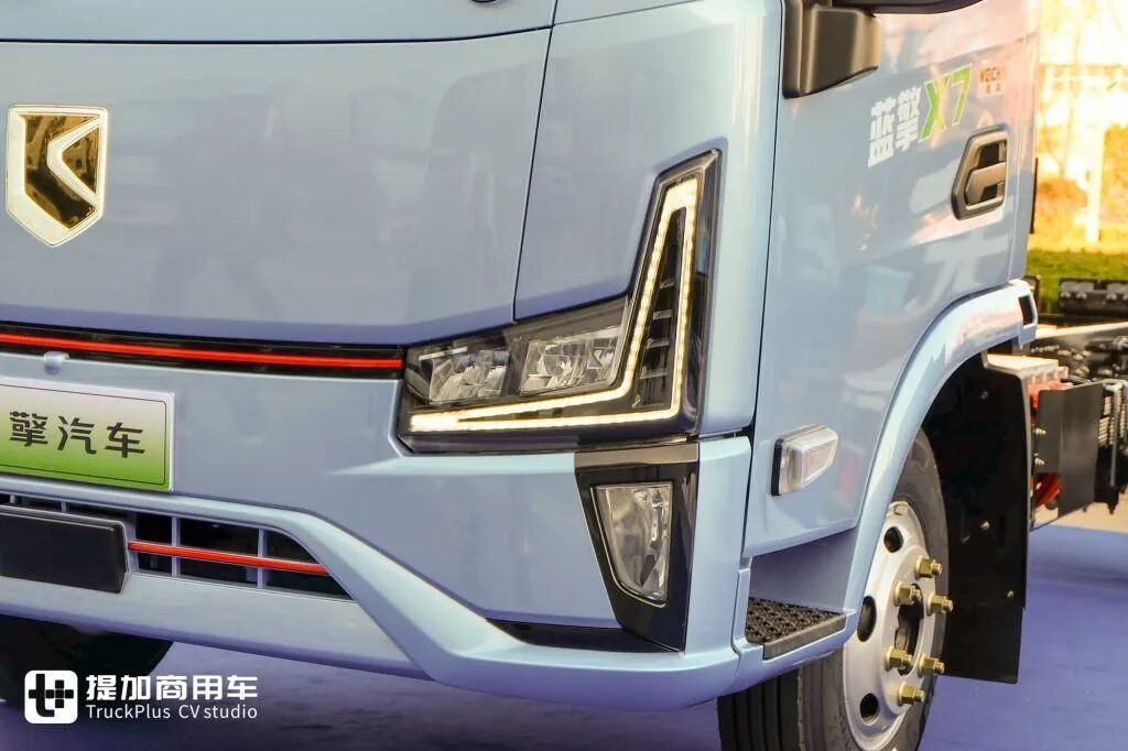 Featuring a 200kWh super-large battery and a high-ceilinged sleeper cab, the Weichai New Energy Blue Engine X7 electric light truck makes its grand debut with real-world photos.