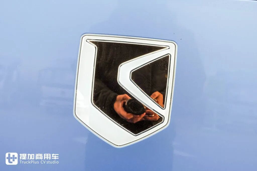 Featuring a 200kWh super-large battery and a high-ceilinged sleeper cab, the Weichai New Energy Blue Engine X7 electric light truck makes its grand debut with real-world photos.
