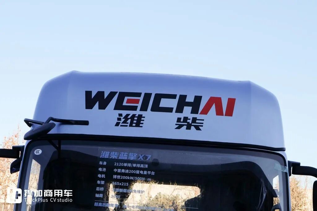 Featuring a 200kWh super-large battery and a high-ceilinged sleeper cab, the Weichai New Energy Blue Engine X7 electric light truck makes its grand debut with real-world photos.