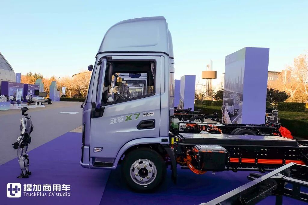 Featuring a 200kWh super-large battery and a high-ceilinged sleeper cab, the Weichai New Energy Blue Engine X7 electric light truck makes its grand debut with real-world photos.