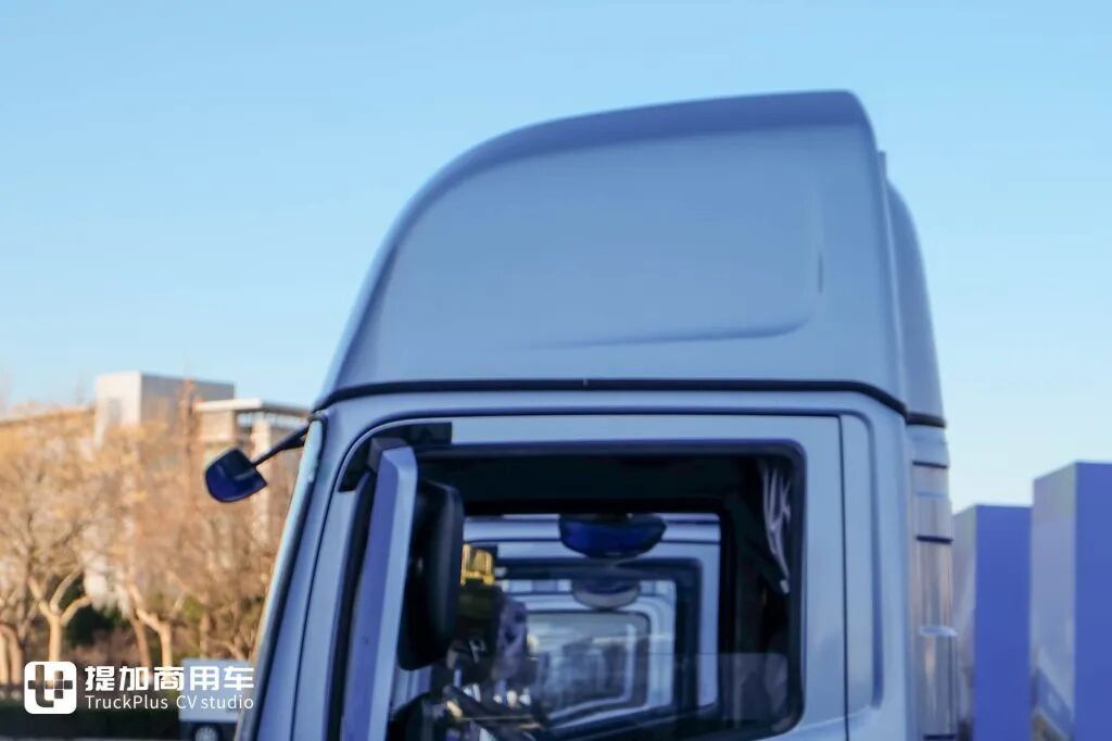 Featuring a 200kWh super-large battery and a high-ceilinged sleeper cab, the Weichai New Energy Blue Engine X7 electric light truck makes its grand debut with real-world photos.
