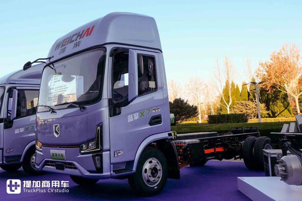 Featuring a 200kWh super-large battery and a high-ceilinged sleeper cab, the Weichai New Energy Blue Engine X7 electric light truck makes its grand debut with real-world photos.
