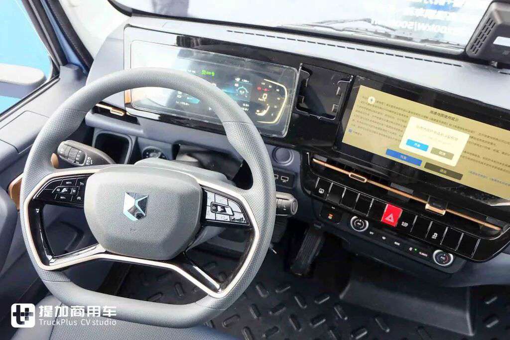 Featuring a 200kWh super-large battery and a high-ceilinged sleeper cab, the Weichai New Energy Blue Engine X7 electric light truck makes its grand debut with real-world photos.