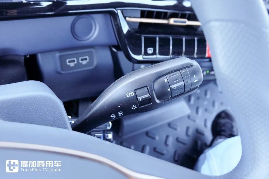 Featuring a 200kWh super-large battery and a high-ceilinged sleeper cab, the Weichai New Energy Blue Engine X7 electric light truck makes its grand debut with real-world photos.